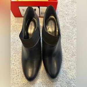 NIB Adrienne Vittadini Teaser Heeled Bootie in Black - Size 9
